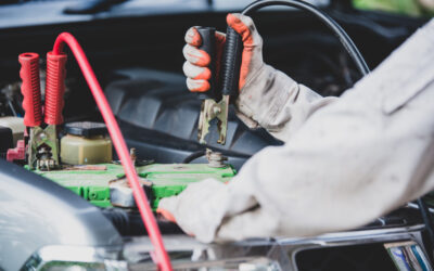 ¿Cómo se usan las pinzas para arrancar un coche sin batería?